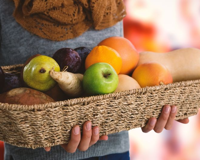 Herbstkorb mit Gemüse und Obst Apfel Kartoffel