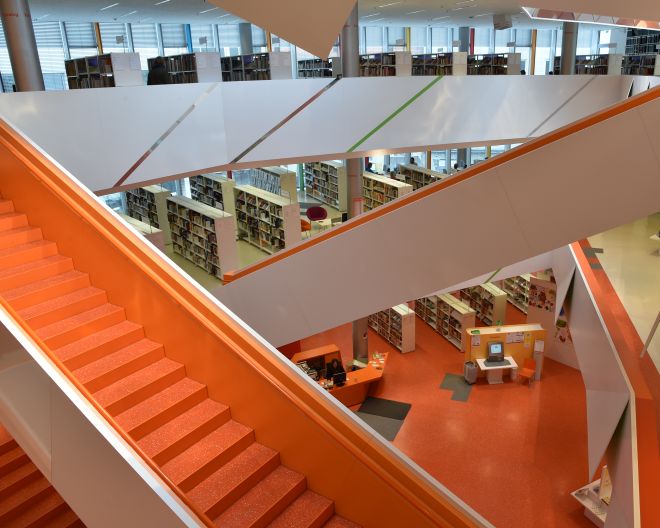 Stadtbücherei Augsburg, Innenansicht, Treppen und Bücherregale