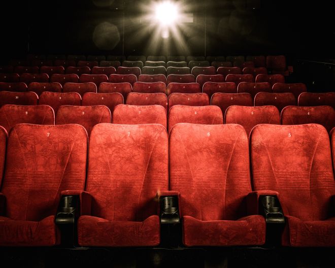 Kinosaal mit roten Sitzen