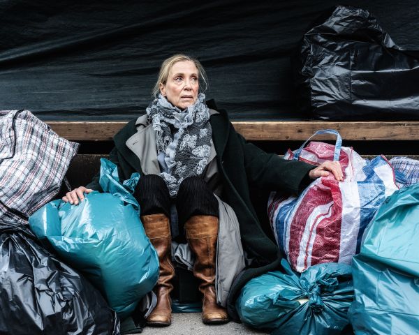 Ute Fiedler als »Mutter Courage« Jan-Pieter Fuhr als Fotograf angeben