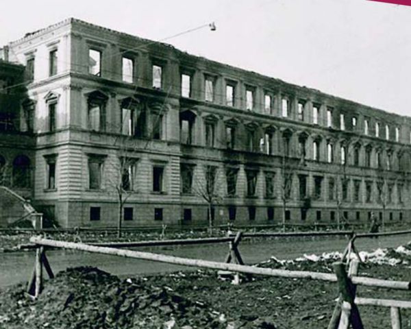 Der ausgebrannte Justizpalast am Alten Einlaß, 1944.